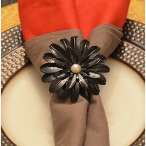 แหวนรองผ้าเช็ดปากโลหะสีดำลายดอกไม้ประดับมุกกลาง ตกแต่งโต๊ะหรูหรา ที่ใส่ผ้าเช็ดปากลายดอกไม้สีดำสุดหรู - Product Image 1