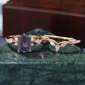 Anillo de Compromiso con Alejandrita de Corte Esmeralda, Anillo de Boda Vintage de Oro Rosa con Moissanita - Product Image 3