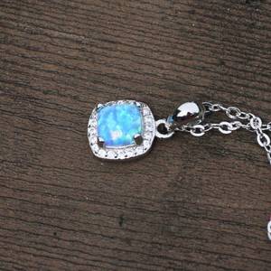 Pendentif en opale bleue vintage, argent sterling, pierre de naissance d'octobre, bijou artisanal, cadeau élégant pour elle - Product Image 2