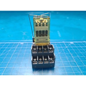 Conjunto de Relé y Base IDEC SY4S-05 + RY4S-UL Usado Como Está, Piezas de Equipos Semiconductores Legados - Product Image 1