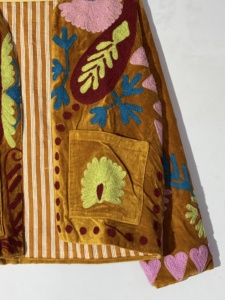 Chaqueta suzani hecha con amor en India, elaborada por artesanos locales en Jaipur, Rajasthan. - Product Image 4
