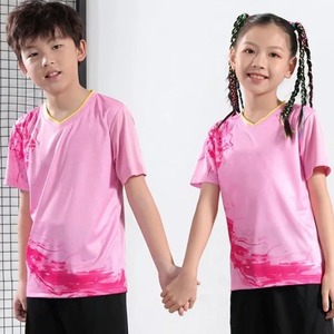 Camiseta Deportiva de Manga Corta con Cuello en V y Degradado Rosa para Niños, Unisex, Corte Regular, Estampado Sublimado, para Todas las Temporadas - Product Image 1