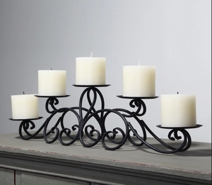 Candélabre en fer forgé à 5 branches, support de bougies décoratif multi-niveaux en métal, centre de table à motifs roulés - Product Image 1