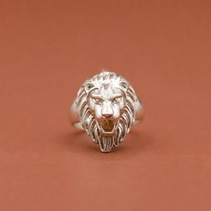 Bague personnalisée en argent 925 sertie de moissanite VVS, motif tête de lion - Product Image 1