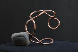 Elegante Brazalete Abierto de Cobre con Detalles de Círculos Entrelazados, Brazalete Minimalista de Cobre con Patrón Geométrico Circular - Product Image 3