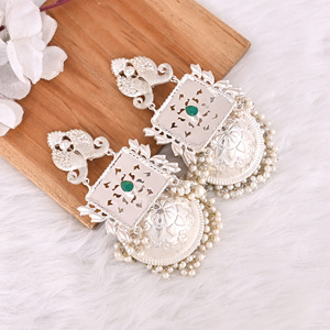 Boucles d'oreilles ethniques Jhumka en perles hydrogénées vertes pour femmes |   Bijoux indiens traditionnels en laiton plaqué argent - Product Image 2