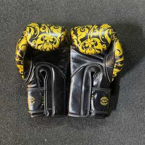 Gants de boxe Fairtex professionnels en cuir de vachette légers, personnalisables avec impression numérique, noirs et dorés, unisexes, à fermeture auto-agrippante - Product Image 2