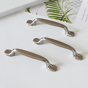 Precio de fábrica: Tirador moderno de aleación de zinc satinado y duradero para gabinetes de cocina, baño, muebles, cajones y puertas de armario. - Product Image 3
