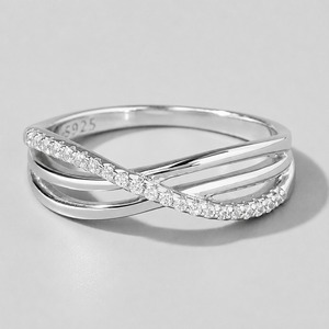 Anillo minimalista con diamante cultivado en laboratorio, plata 925, engaste pavé, banda geométrica de eternidad, unisex, para uso diario. - Product Image 4