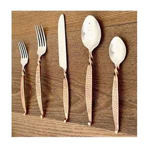 Ensemble de couverts en métal au design classique avec finition polie pour une présentation traditionnelle et moderne de la table à manger - Product Image 6