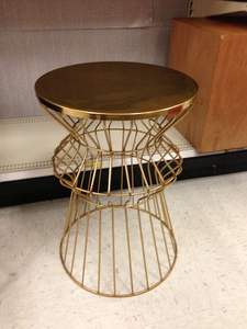 Table d'appoint compacte en métal offrant une solution de surface intelligente pour les petits coins et les espaces restreints - Product Image 2