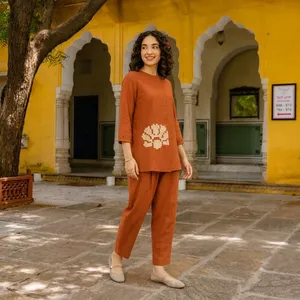 Ensemble deux pièces brodé orange rouille pour femme, col rond, manches trois quarts, haut ample, pantalon droit, tenue décontractée ethnique - Product Image 3