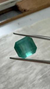 Émeraude naturelle zambienne de 4,88 carats, taille octogonale, pierre précieuse non montée |   Certifié par un tiers authentique pour la fabrication de bijoux fins - Product Image 3