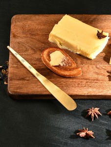 Couteau à fromage doré avec motif flèche, finition miroir, design moderne, compatible lave-vaisselle, couverts en métal - Product Image 2