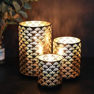 Lot de 3 bougeoirs en métal doré de luxe, supports décoratifs modernes pour bougies, pour la décoration intérieure à prix avantageux - Product Image 6