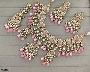 Conjunto de collar choker indio Kundan Polki, aretes tipo candelabro chapados en oro antiguo y mang tika, conjuntos de joyería étnica para boda. - Product Image 2