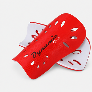 Protège-tibias de football miniatures de couleur rouge au design unique, personnalisables avec logo ou motif, pour adultes et enfants, prix de gros. - Product Image 6