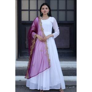 Robe de mariée modeste de créateur avec broderie Zari, comprend une robe et un dupatta - Product Image 4