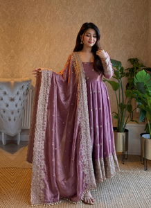 Vestido Anarkali Premium de Satén Fandy con Bordado de Zari y Lentejuelas, Anarkali Completamente Cosido con Dupatta - Product Image 6