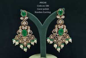 Pendientes colgantes Kundan 06246 con piedras ovaladas dobles, pendientes chapados en Mehandi, de latón, para mujeres, para bodas, fiestas y ocasiones festivas. - Product Image 4