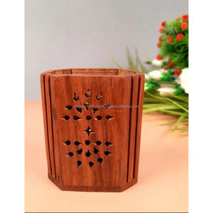 Porte-crayons rotatif en bois avec trois compartiments pour la papeterie de bureau et l'organisation du bureau à domicile - Product Image 2