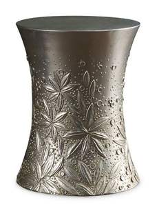 Mesa auxiliar cuadrada de metal que ofrece proporciones equilibradas y líneas limpias para un entorno organizado y elegante. - Product Image 3