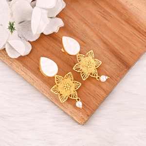 Pendientes de latón chapados en oro con flor de nácar natural, joyería de moda hecha a mano para mujer - Product Image 3