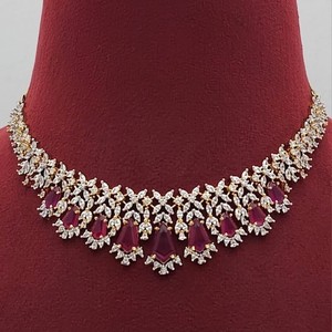 Elegante Conjunto de Collar y Pendientes de Aleación Chapada en Oro con Piedras de Zirconia de Color Rubí y Diamantes Americanos, Ideal para Fiestas de Mujer - Product Image 3