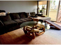 Table basse en teck artisanale de luxe avec plateau en verre et design chaîne – Fabrication artisanale