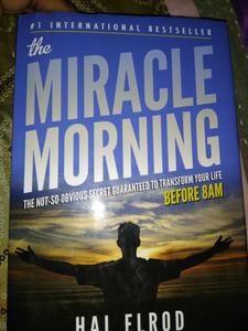 Le matin miracleux de Hal Elrod, livre en édition anglaise de poche, qui change la vie, sur les habitudes qui façonnent notre vie, la définition des objectifs et le succès - Product Image 1