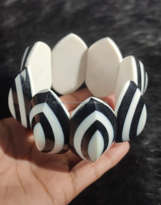 Bracelet jonc élégant en résine noire et blanche en forme de pétale fait à la main en acrylique épais bijoux de mode manchette pour femmes filles - Product Image 1