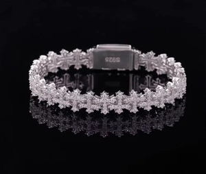 Pulsera Cruzada Plateada con Incrustaciones de Diamantes Moissanite, Joyería Hip Hop, Pulsera Cubana para Hombre, Ideal para Fiestas - Product Image 1