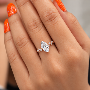 Bague en or rose plaqué diamant pour femme, idéale pour fiançailles, anniversaire, mariage, avec pierre centrale taille marquise et halo classique de diamants de laboratoire latéraux - Product Image 4