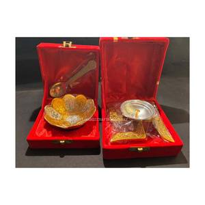 Moderno Obsequio de Boda de Metal Plateado Hecho a Mano con Diseño de Arte Indio - Product Image 3