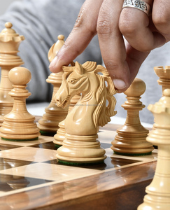 ชุดหมากรุกฮอร์นทำด้วยมืออันประณีตบอร์ดและชิ้นส่วนที่สร้างขึ้นอย่างแม่นยำสำหรับการเล่นที่หรูหรา - Product Image 2