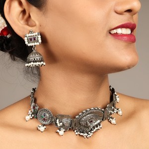 ชุดสร้อยคอแบบโบฮีเมียนสีเงินออกซิไดซ์พร้อมต่างหูแบบจุมก้าประดับเพชรซิคอนหลายเม็ดและมุกทรงหัวใจสำหรับงานหมั้น - Product Image 4