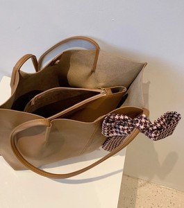 Selección de Bolsos de Mano para Mujer de Estilo Moderno, Hechos de Cuero de Alta Calidad y Disponibles en Diseños Casuales - Product Image 4