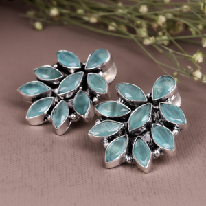 Pendientes Étnicos Tribales Bohemios de Latón Plateado Oxidado |   Pendientes de botón con diseño de flor de ónix |   Joyería india vintage para fiestas - Product Image 4
