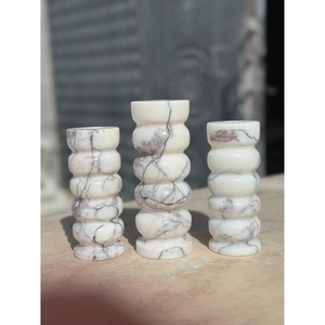 Ensemble de porte-bougies en marbre blanc avec veines grises, design empilable, décoration d'intérieur, durable - Product Image 1