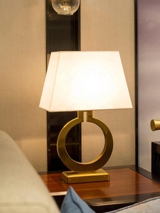 Lámpara de Mesa Halo Crest de Metal con Base de Anillo de Hierro Dorado Cepillado, Pantalla de Tela Premium, Iluminación Ambiental Cálida para Interiores de Lujo - Product Image 5
