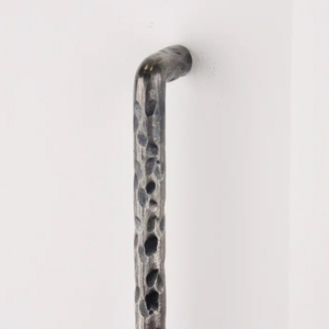 Poignée de porte moderne en métal doré, longue, texturée Ridgewood, faite à la main en aluminium moulé, pour armoire - Product Image 4