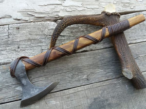 Hacha Vikinga de Acero al Carbono Forjado a Mano con Borde Dentado de Grado Industrial, Hoja Tipo Pata de Cordero HRC58-60, Inspirada en Ragnar Lothbrok - Product Image 3