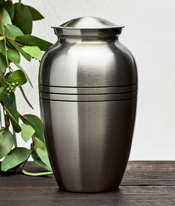 Urne en aluminium à détails fins, design complexe, urne en aluminium à motifs floraux gravés, urne en aluminium avec bordure gravée, vase en aluminium - Product Image 1