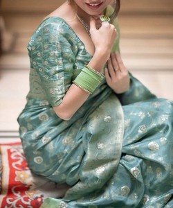 Sari de Seda Verde Claro, Vestido de Boda Tradicional Indio, Estilo Banarasi con Borde Decorado, Largo hasta el Suelo, para Mujer - Product Image 1