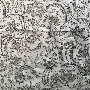 Tissu imprimé à la main 100% coton noir et blanc motif floral Mughal Jaal |   Fournisseur de textiles en gros à Jaipur - Product Image 1