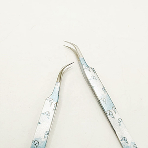 Pince à épiler en acier inoxydable à pointe coudée à 45 degrés, durable et lisse, pour extensions de cils professionnelles - Product Image 5