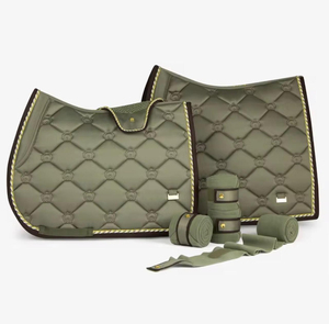 Ensemble de tapis de selle de dressage et de saut d'obstacles vert olive matelassé avec doublure en maille polyester, sangle de selle réglable pour l'entraînement incluse - Product Image 1