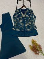 Ensemble coordonné de luxe en soie bleu ardoise style afghane, infroissable, avec broderie florale argentée lourde, comprenant un shrug ouvert sur le devant et une tunique intérieure évasée