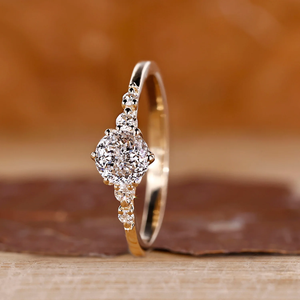 Anillo de Diamantes Cultivados en Laboratorio con Corte Portugués Premium, Piedra Lateral de Diamante, Oro de 18K Personalizado, Diamante IGI VVS CVD Hecho en Laboratorio, Joyería Fina para Novia - Product Image 1