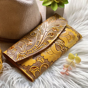 Nueva llegada, hermosa y atractiva cartera larga plegable para tarjetas, 100% cuero genuino, con grabado floral hecho a mano en color amarillo. - Product Image 1